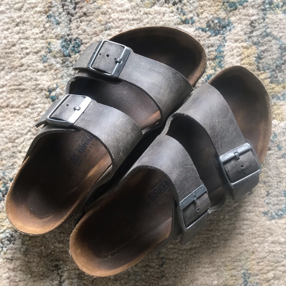 Birkenstock’s Size 39. Color: Iron